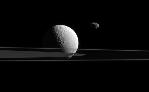 Cassini Spacecraft Image显示Janus和Thethys之间的差异