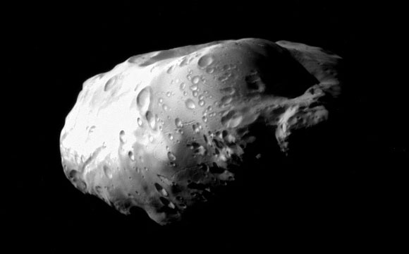 Cassini Spacecraft获得了土星月亮普罗米修斯的特写镜头