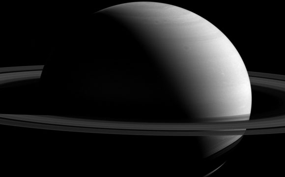 土星和特质的新的cassini视图