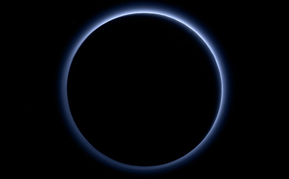 新的地平线宇宙飞船揭示了冥王星的蓝天和水冰