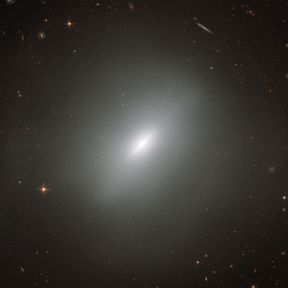 哈勃周图像：年轻椭圆星系NGC 3610