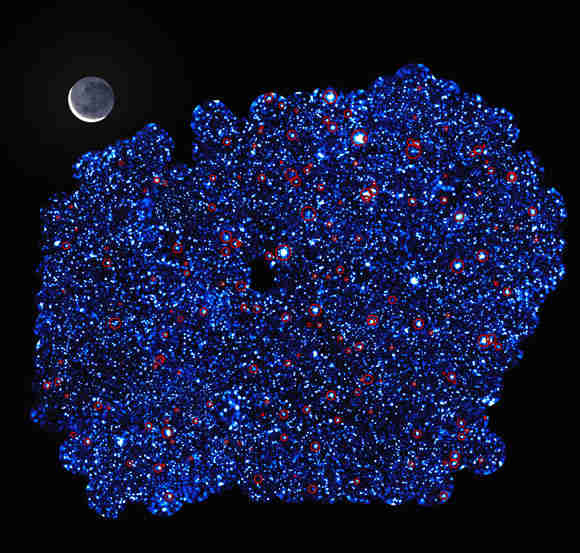 天文学家使用Galaxy Clusters在宇宙的黑暗面上闪光