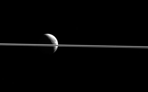 Dione分裂了-Dione似乎被土星的戒指切成两半