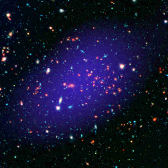 美国宇航局斑点巨头聚集的星系，位于85亿光年