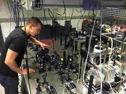 物理学家在室温下实现量子纠缠
