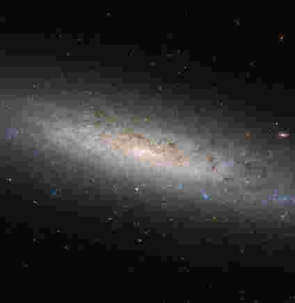 哈勃周图像-NGC 24的隐藏暗面