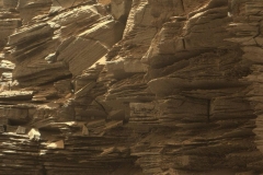 美国宇航局的好奇号漫游车可以看到层状岩层