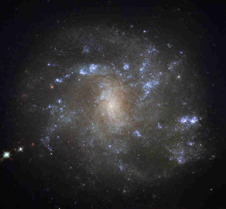 哈勃太空望远镜观测到螺旋星系NGC 2500