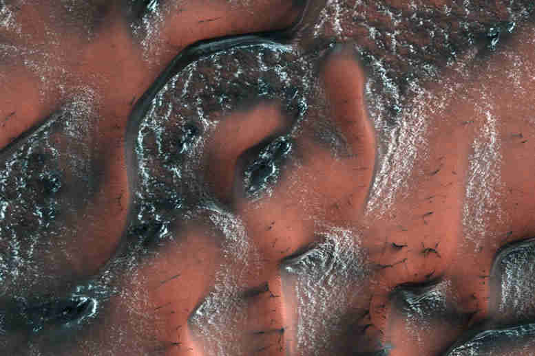 Hirise在火星上观看斯诺伊沙丘