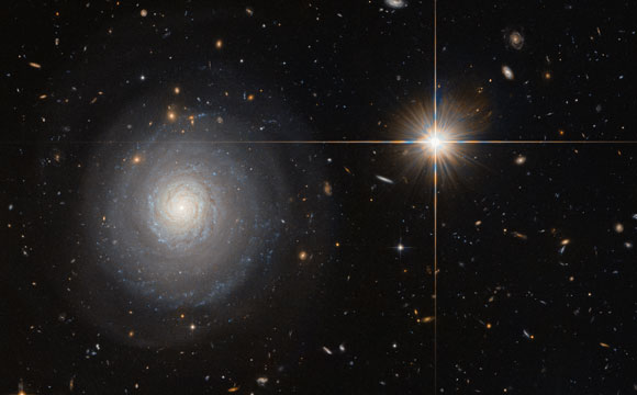 哈勃周影像–星爆银河MCG + 07-33-027
