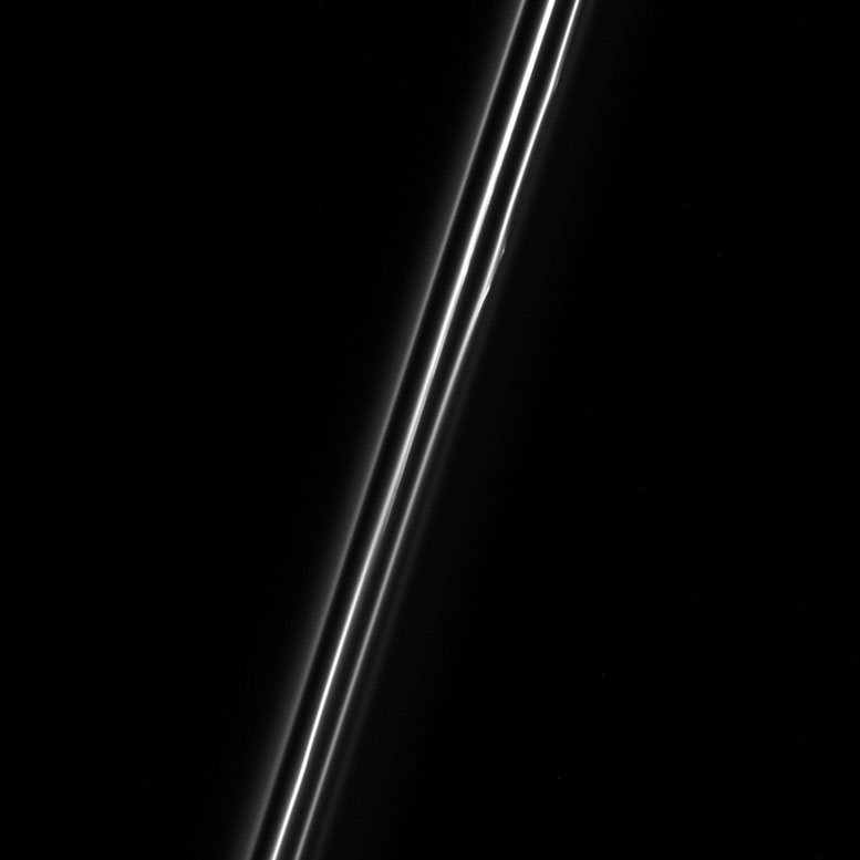 土星F环的新卡西尼号视图