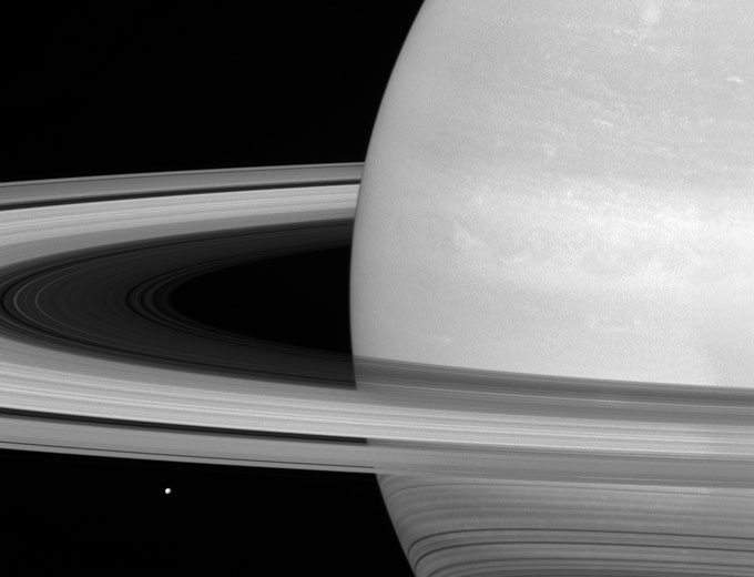 新的Cassini Image展示了一个微小的模仿，巨大的土星戒指
