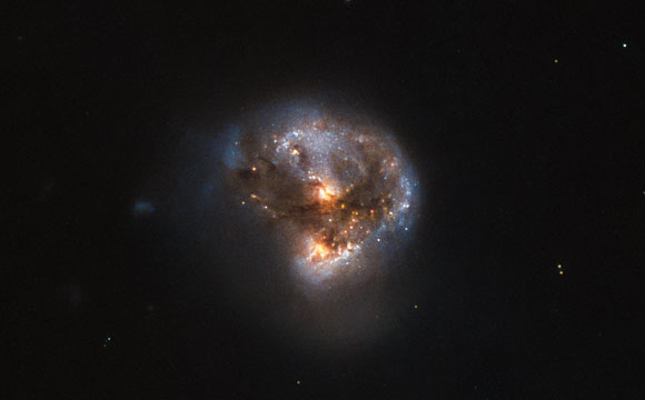 哈勃周图像– Megamaser IRAS 16399-0937