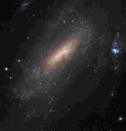 哈勃仔细看看螺旋星系IC 5201