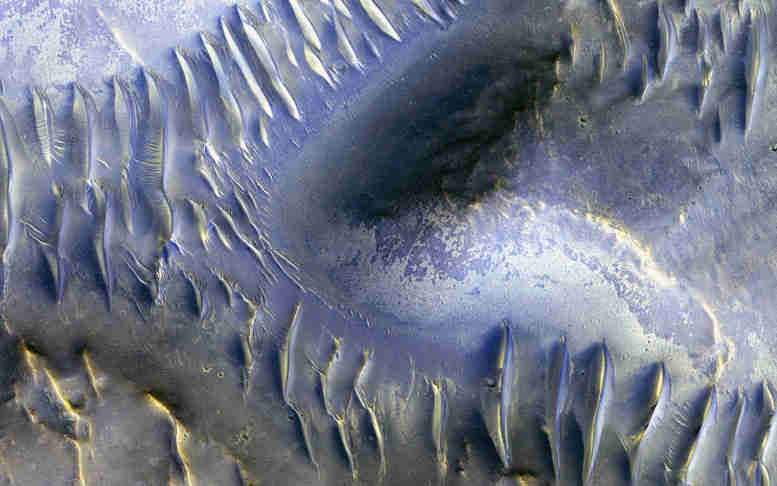 HiRISE认为在火星上分裂沙丘