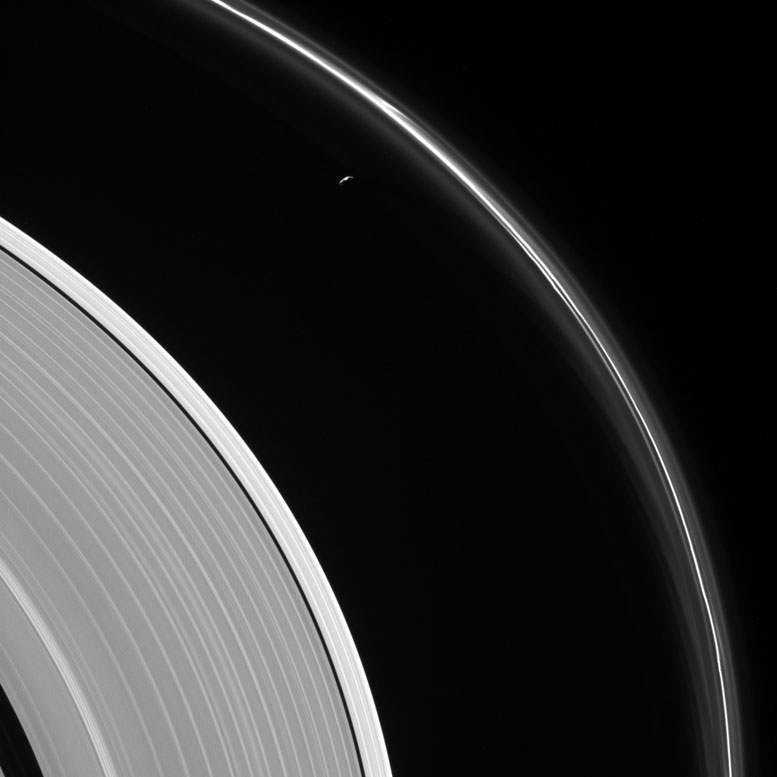 Cassini Spacecraft意见Prometheus和幽灵般的戒指