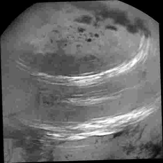 美国宇航局的卡西尼岛观看云带漂流的泰坦