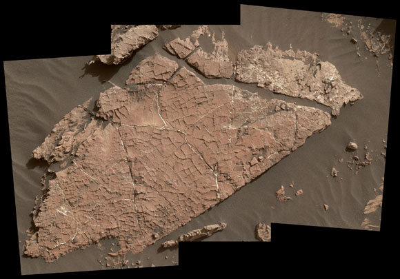 美国国家航空航天局的火星好奇罗弗检查了可能的泥裂缝