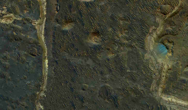 美国宇航局的火星侦察轨道器在霍顿火山口看到湖床