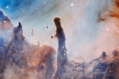 Carina星云中庞大的支柱结构的新观察