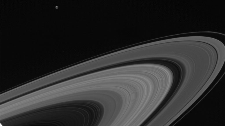 美国宇航局的卡西尼号飞船俯瞰土星照明的特提斯