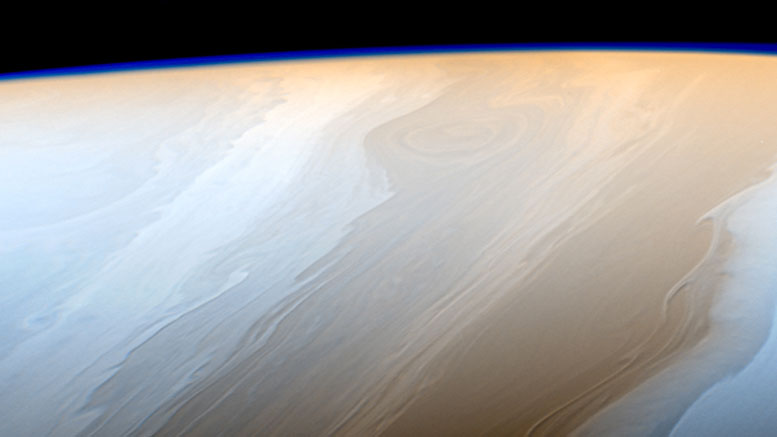 Cassini Spacofraft在土星上的“阴天波浪”