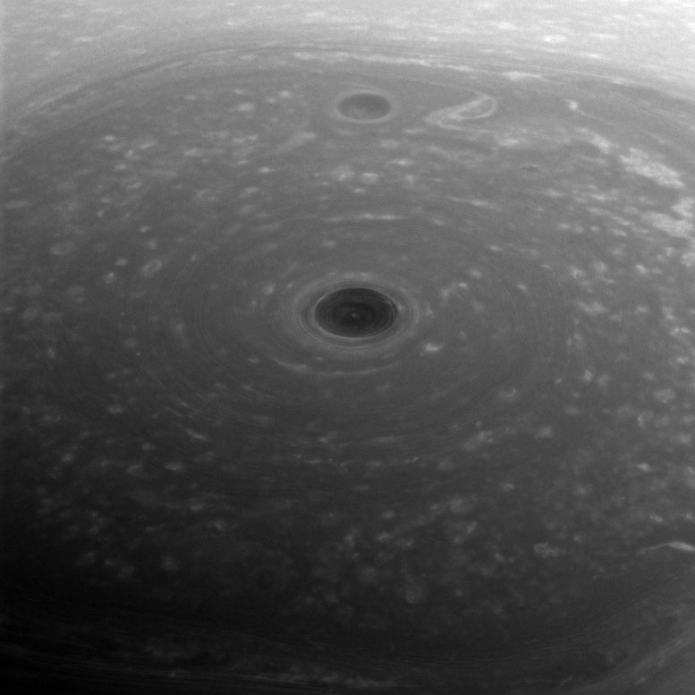 卡西尼号航天器在土星顶部观测湍流云