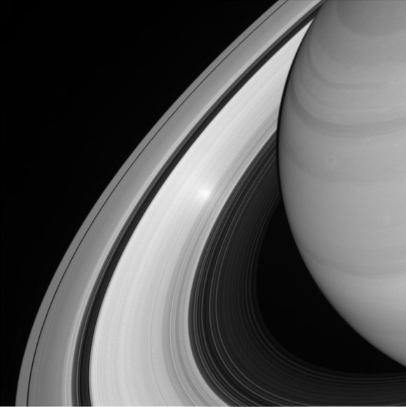 新的Cassini Image在Saturn的B戒指上显示了一个发光的地方