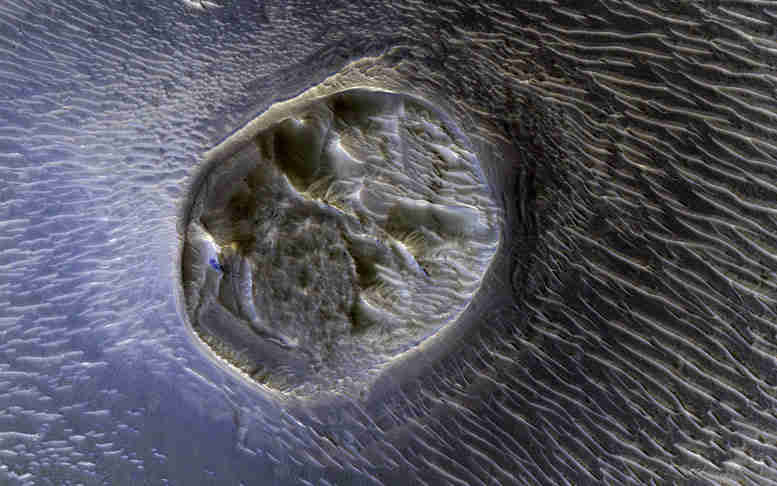 美国国家航空航天局（NASA）的火星轨道器在Noctis迷宫中观察到一个小型台面