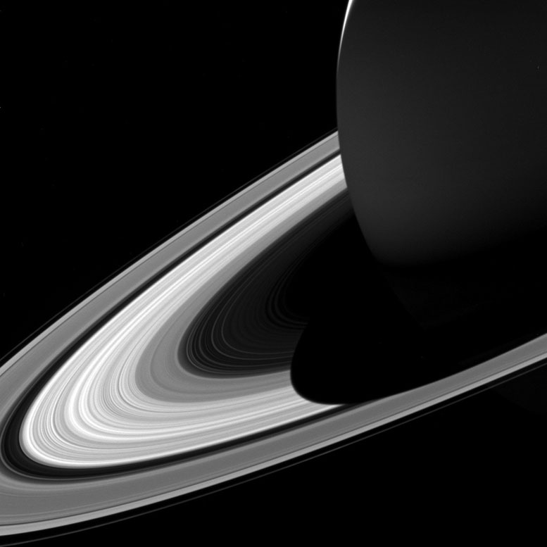 美国宇航局的Cassini Spacecraft意见土星的影子