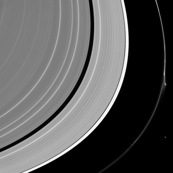 卡西尼在土星狭窄的F戒指中观察中断