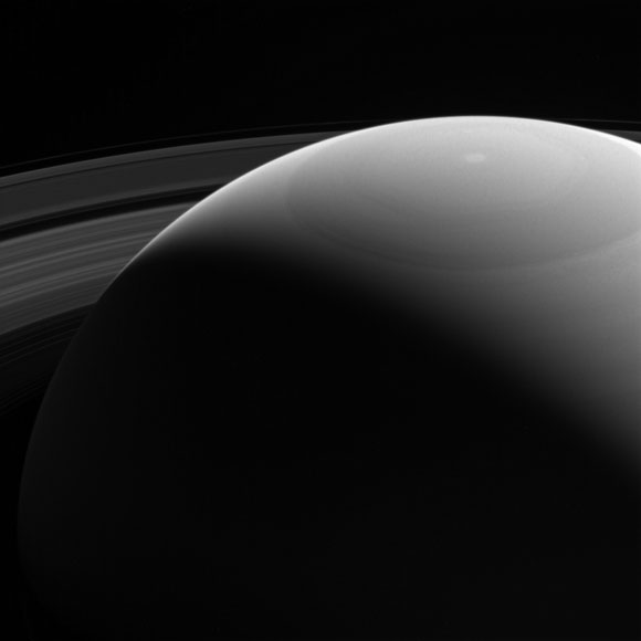 卡西尼号新形象–窥视土星的肩膀