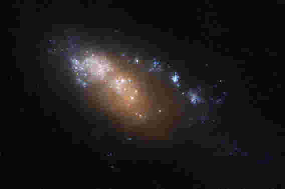 哈勃太空望远镜欣赏矮星系NGC 178