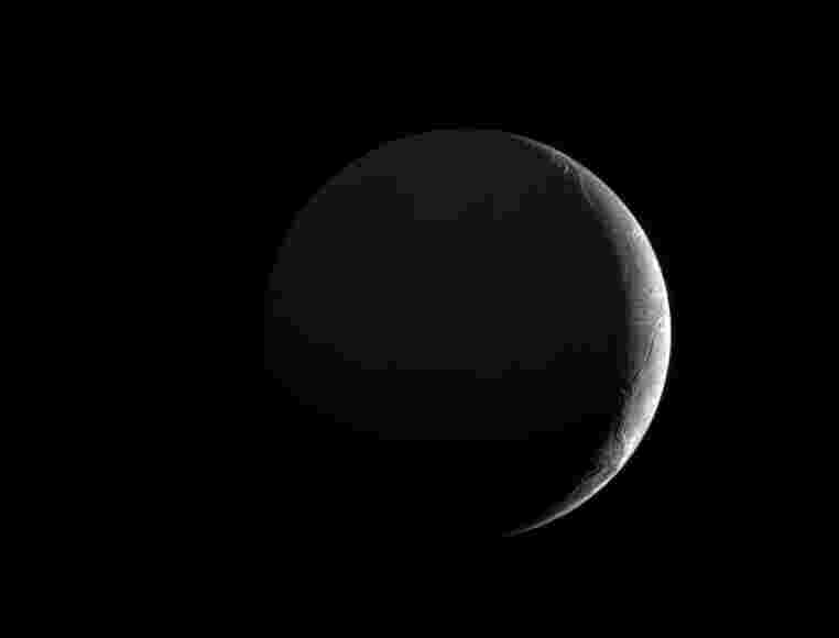 卡西尼看到了土星月亮的苗条新月