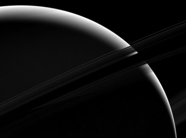卡西尼号航天器观测到土星碎片