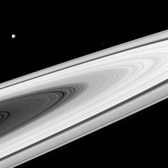 Cassini Image显示了Dione和Epimetheus的土星的戒指