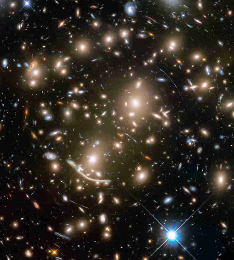 哈勃望远镜欣赏到Abell 370的许多星系