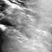 美国宇航局的好奇心看着云横跨火星天空