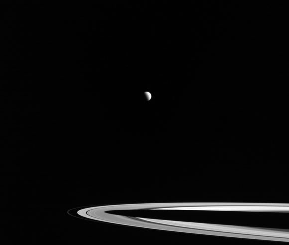 泰坦的新卡西尼图象在土星上面的戒指上方