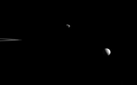 新的Cassini图像的土星卫星Janus和Mimas