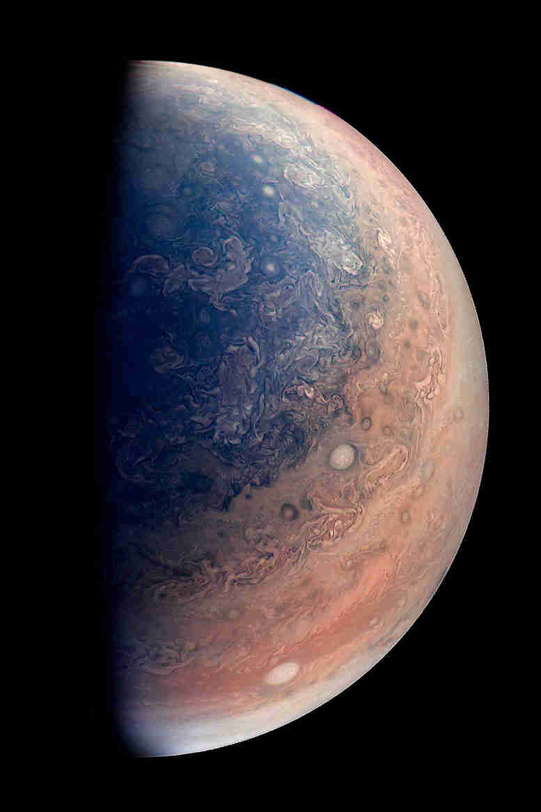 美国宇航局的朱诺航天器俯瞰木星的南极