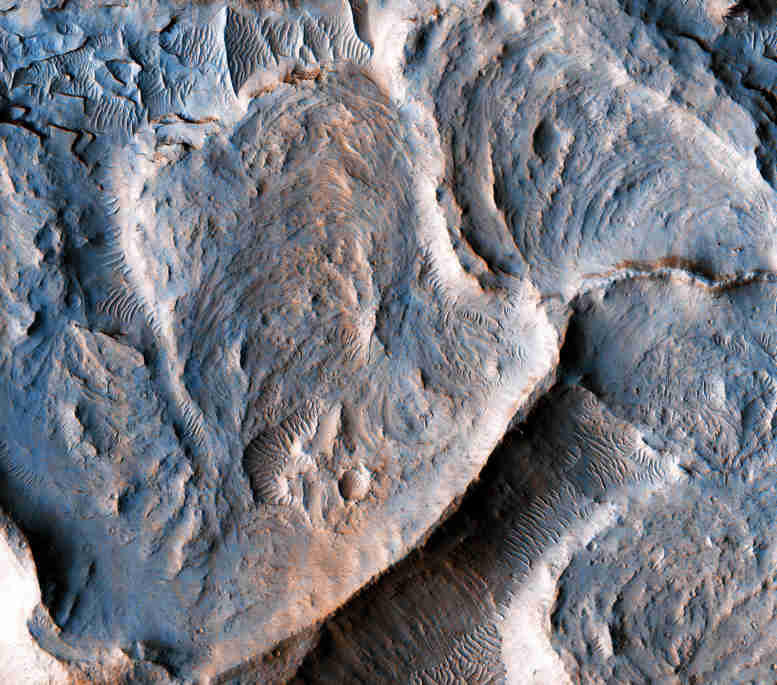 Hirise在Martian赤道上观看倒立的河流通道