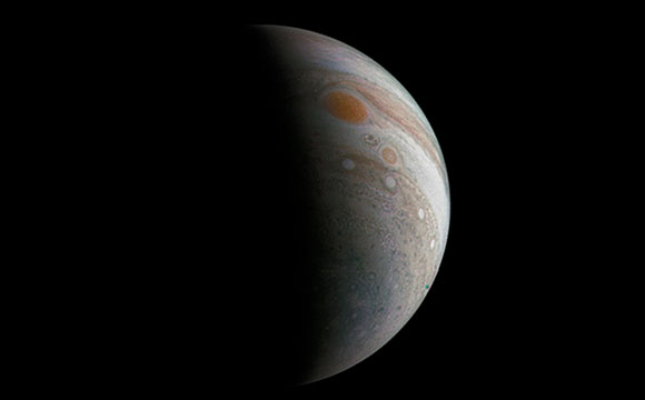 朱诺（Juno）航天器图像显示带有大红色斑点的新月木星