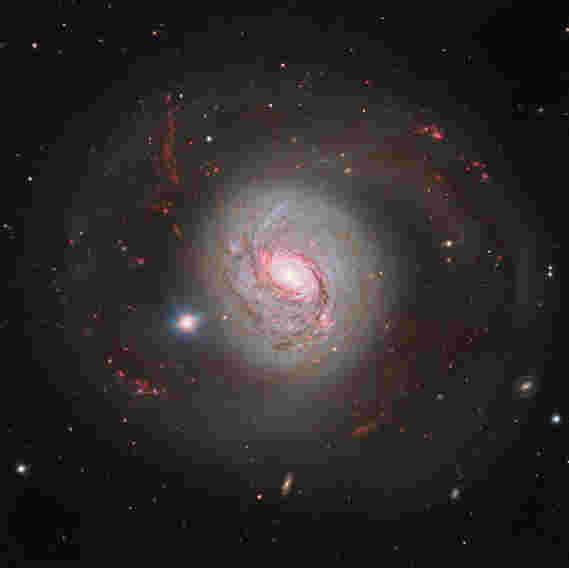 ESO拍摄了螺旋螺旋星系Messier 77的正面视图