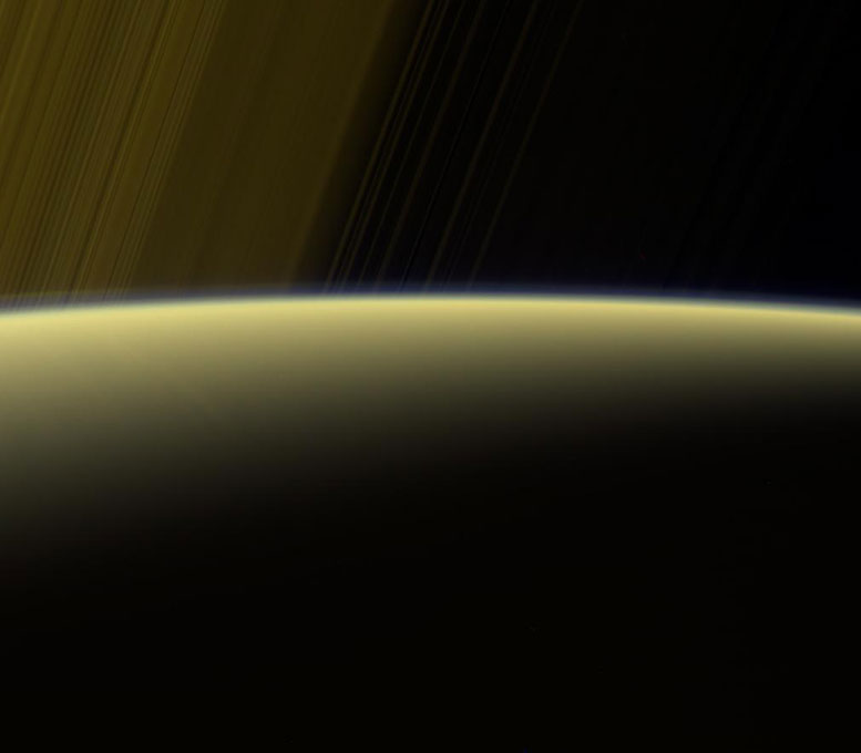 Cassini宇宙飞船在土星地平线上观看阴霾