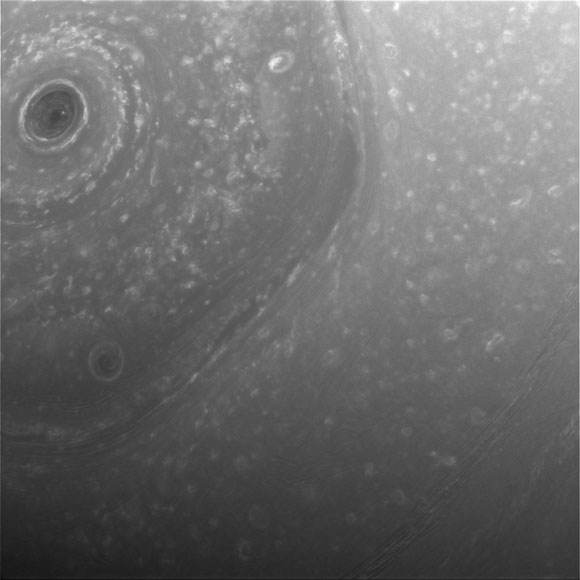 美国宇航局的Cassini Spacecraft揭示了来自新轨道的第一张图像