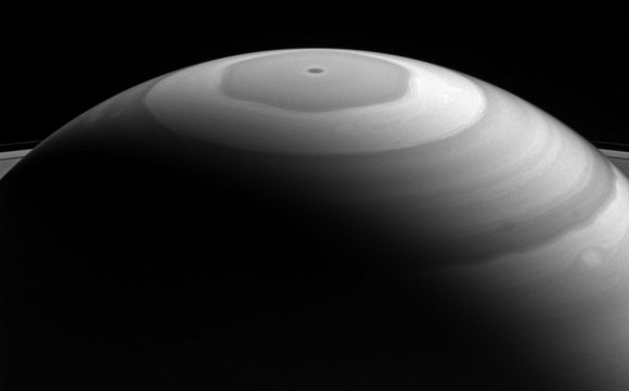 Cassini Spacecraft意见土星的“水彩”漩涡