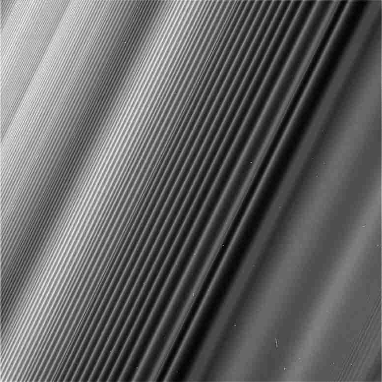 Cassini SpaceCraft在土星戒指中揭示了波浪结构
