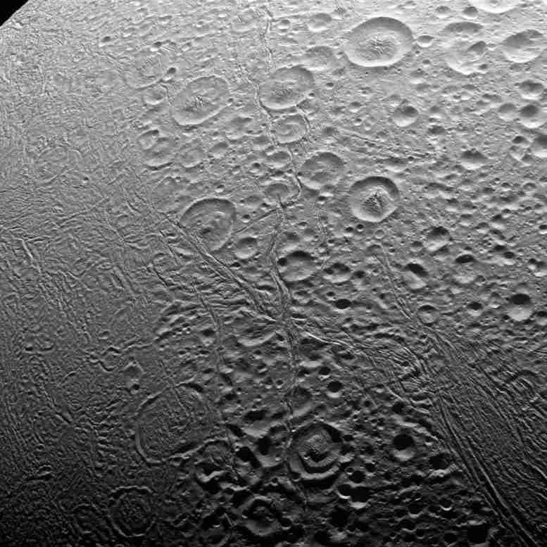 卡西尼捕获了Enceladus北极的新形象