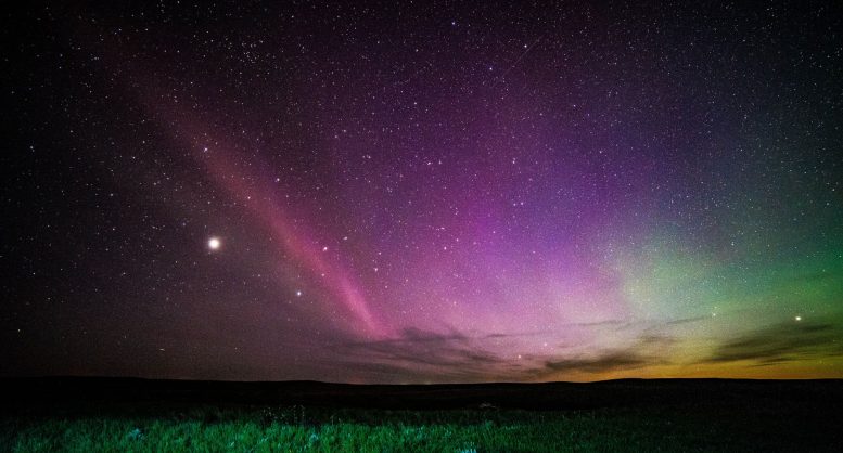 天文学家解决了高层大气中紫色光的奥秘